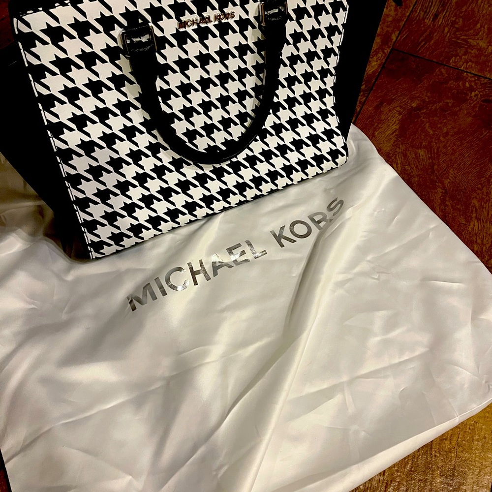 LIKE NEW Houndstooth Michael Kors Bag with Shoulder Strap and Dust Cover